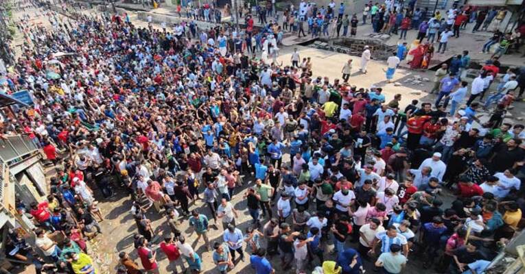 ঢাকার রাজপথে বিজয়ের উল্লাস জনতার